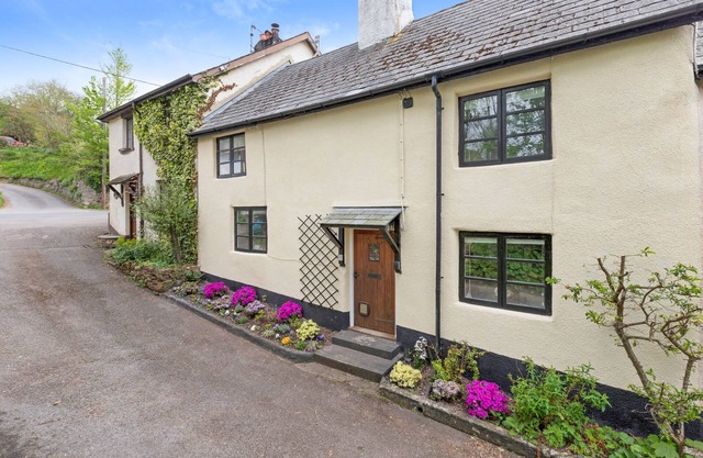 Thorn Cottage. A quaint 300 year old cottage in a rural village. Dog friendly