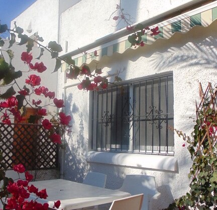 Three bed townhouse in popular complex, lush gardens, pool and Wifi