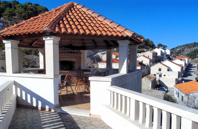 Three bedroom apartment with terrace Pučišća, Brač (A-754-d)
