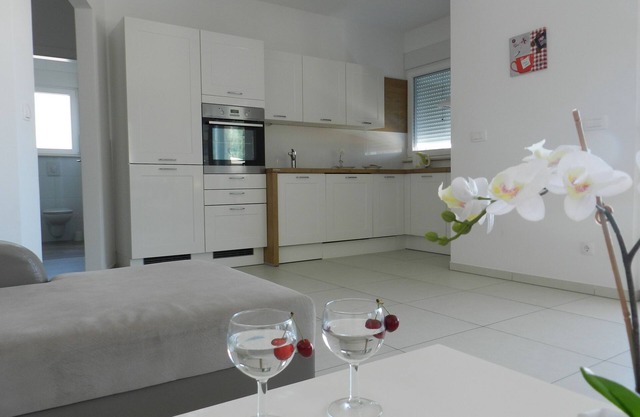Three bedroom apartment with balcony and sea view Baška Voda, Makarska (A-15214-a)