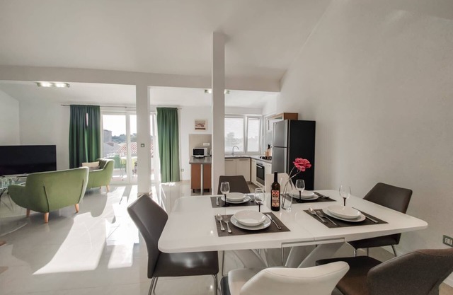 Three bedroom apartment with terrace Makarska (A-20700-a)