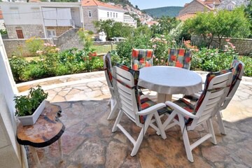 Three bedroom apartment with terrace Pučišća, Brač (A-754-d)