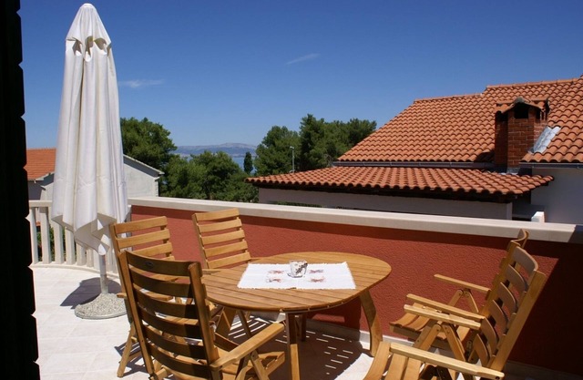 Three bedroom apartment with terrace and sea view Supetar, Brač (A-4274-b)