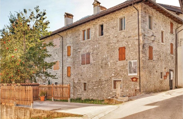 Three-Bedroom Apartment in Sutrio