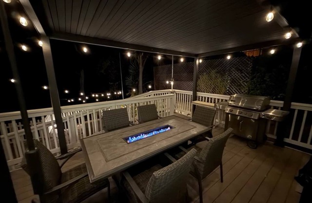 Three bedroom home on the hill with Hot Tub, Fire Table, BBQ and Golf Cart