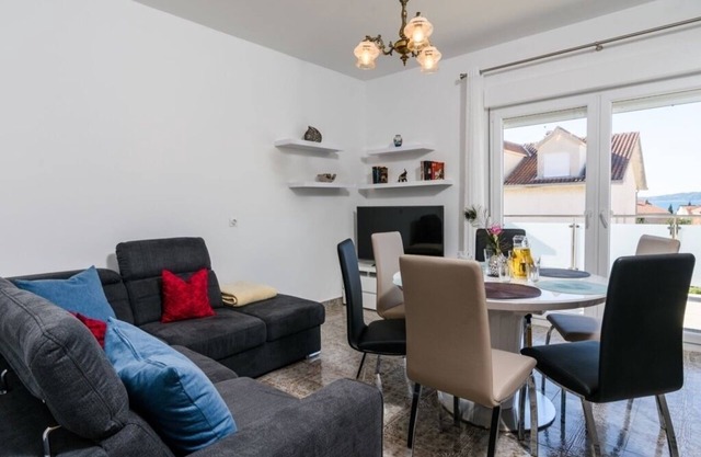 Three bedroom apartment with terrace and sea view Kaštel Kambelovac, Kaštela (A-15480-a)