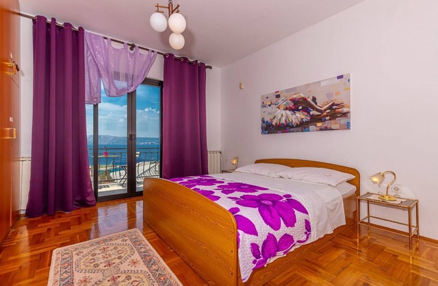 Three bedroom apartment with balcony and sea view Novi Vinodolski (A-22846-a)