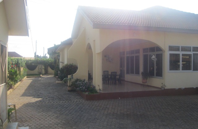 Three bedroom self- catering apartment with pool- fully self contained V3