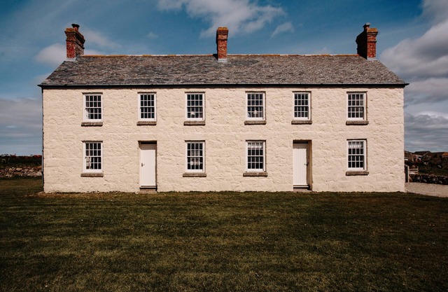 THREE CHIMNEYS, pet friendly, with open fire in Porthgwarra
