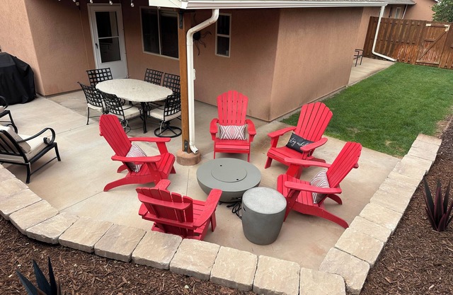 THREE KING BEDS! Parking, CLEAN, Views, FIREPIT, Pool, Hot Tub, ACCESSIBLE!