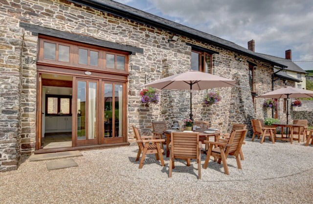 Threshing Barn - Three Bedroom House, Sleeps 6