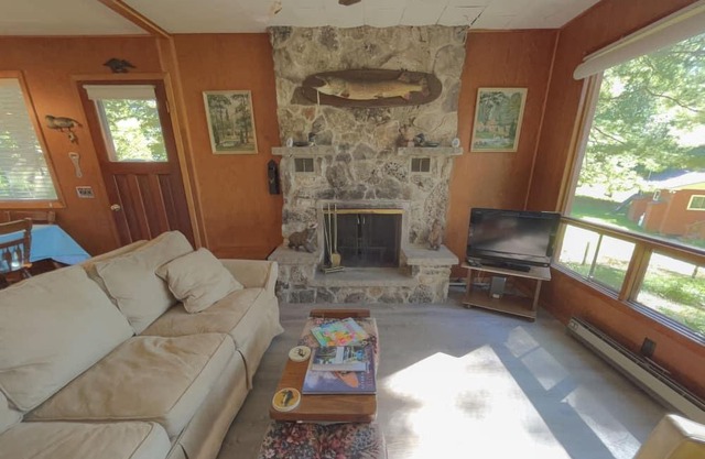 Ti-De Oaks- cozy cottage on Opinicon Lake on Rideau Canal