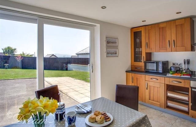 TIDES CORNER, pet friendly, country holiday cottage in Bowleaze