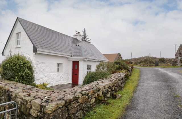 TIGH MHICÏL, family friendly, with open fire in Rosmuc, County Galway