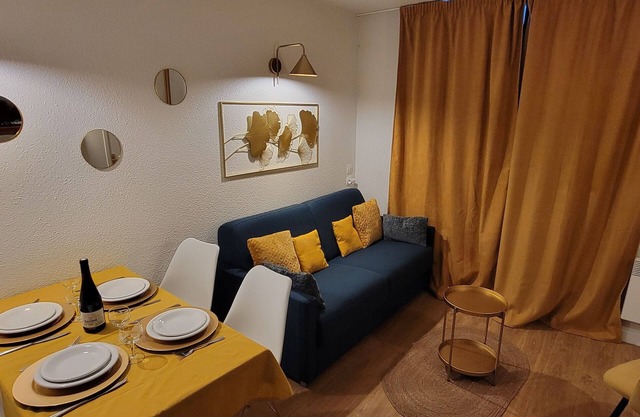 Tignes Val Claret, 1 bdrm, ski in ski out, balcony, south-facing, housekeeping/laundry included