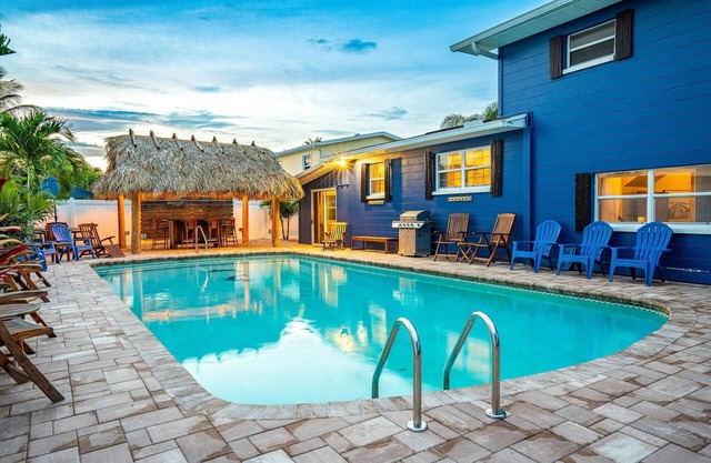 TIKI BLUE: 5 BedRm Beach House: Heated Pool + Hot Tub + Tiki Bar