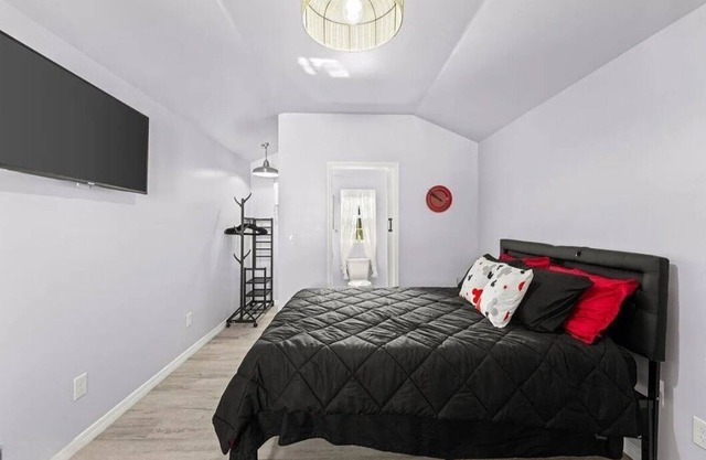 Tiny house 4 mins to Daytona beach. 12 mins to Speedway and Airport.