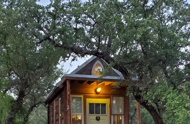 Tiny House (Tall Cotton)in a rural setting 34 miles from Austin!