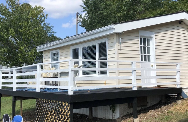Tiny Lakefront Cottage!