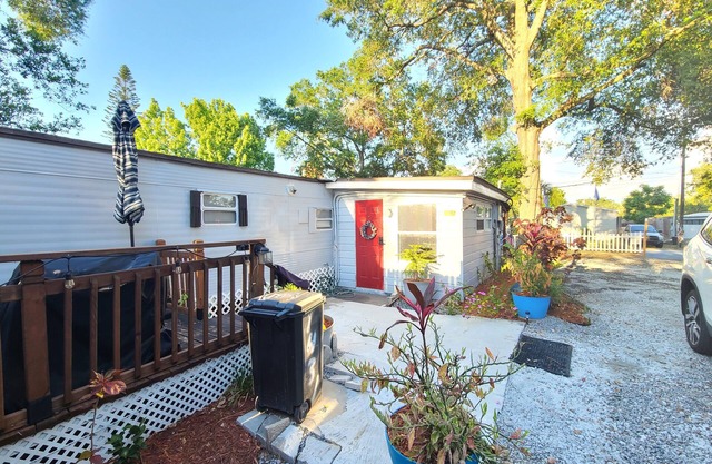 Tiny remodel mobile home close to Orlando and Sanford Airport.