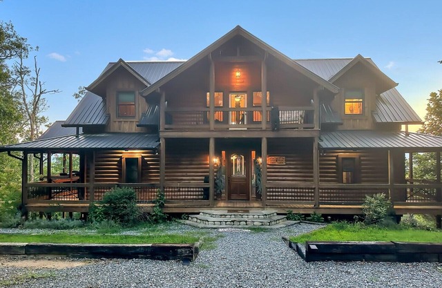 Tipsy Bear Lake House - Luxury Log home in premiere gated community