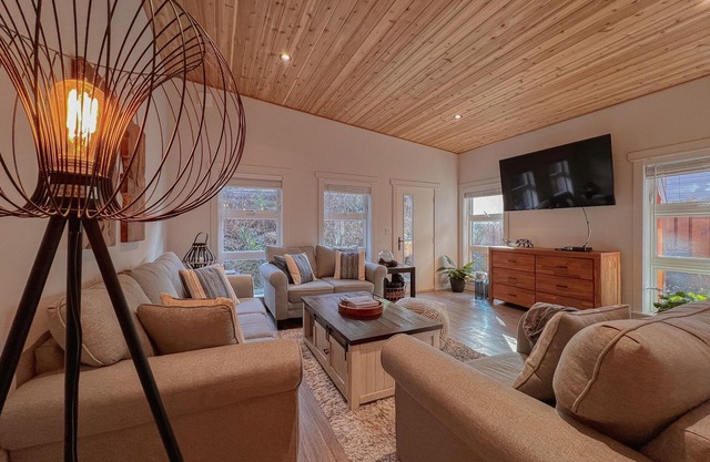 Tofino Escape-Hot Tub, Modern, Marina, Pets, BBQ