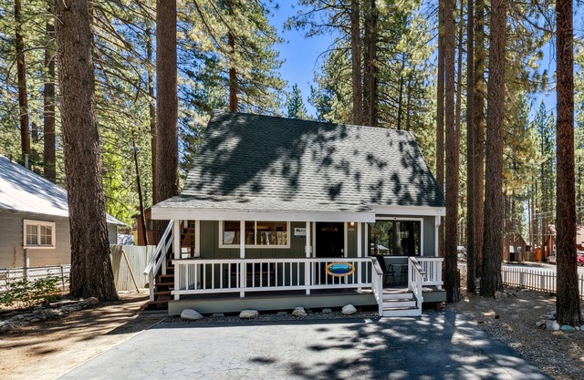 Tommy Tee's Forest Cottage: Hot Tub, Close to Lake & Skiing