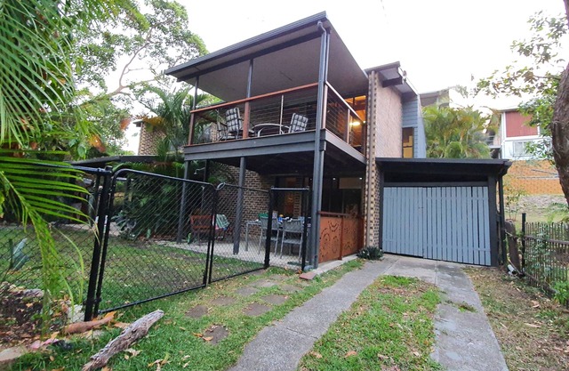 Toms Holiday House, Point Lookout Straddie sleeps 10 ducted air-con 2 bathrooms.