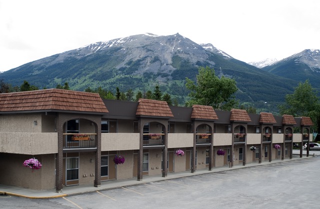 Tonquin Inn