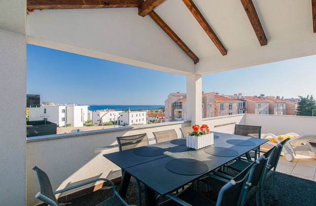 Top floor Apartment LiJan °4 with Heated Pool & sea view