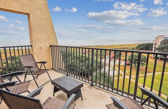 Top Floor Condo. Beautiful Ocean Views. Great Mid-Island Location
