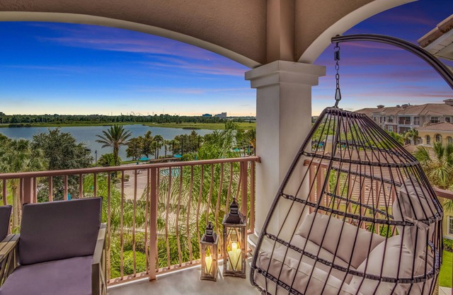 Top floor condo w/view of lake, pool and fireworks! - Next to conv. center