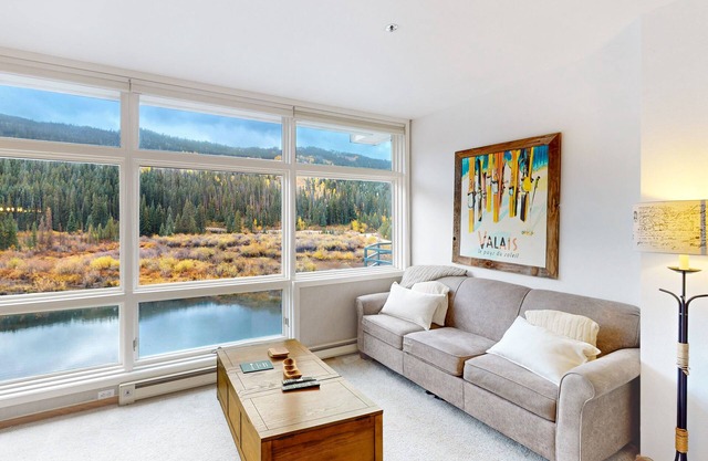Top-floor condo with spectacular views - waterfront on Snake River