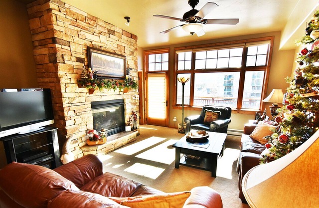 Top Floor Luxury! Walk/Drive to Shops, Dining. Garage, Elevator, Hot Tubs