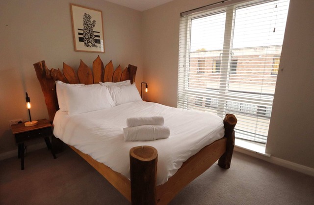 Top Floor Modern 3 Bedroom Apartment Off Portland Square