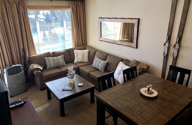 *Top Floor Modern & Remodeled Condo at JSL w/ Great Views #533 Ski In/Out