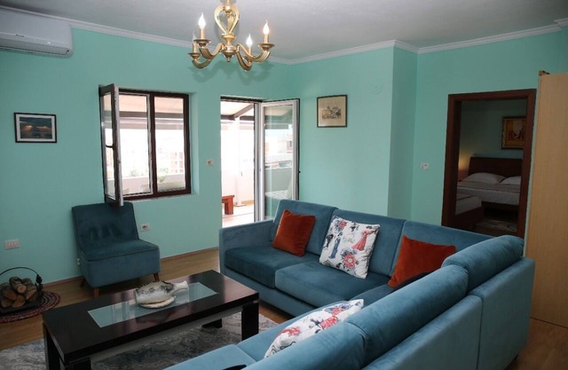 Top floor spacious, pet friendly apartment, with nice lake and mountain views!