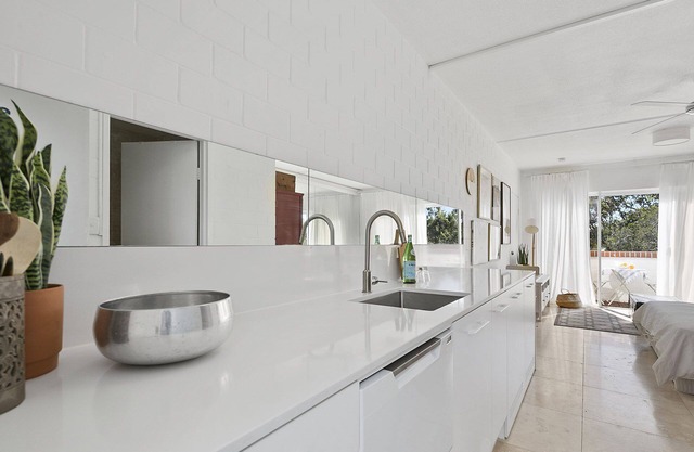 Top floor studio - The Perfect Couples Retreat. Walk to beach.