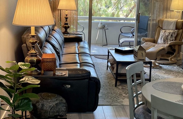 TOP FLOOR - TOP CLASS CONDO! Within walking distance to Old Town Scottsdale.