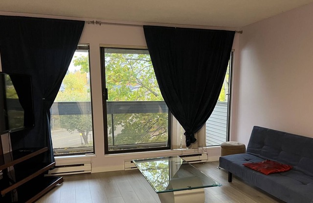 Top Level Spacious 2 Bedroom 2 Bathroom Condo - Steps to shopping plaza