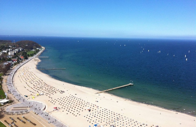 TOP LOCATION, DIRECTLY ON THE BEACH, 32. FLOOR WITH A DREAMLIKE VIEW