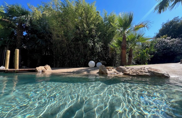 Top-of-the-range villa, pool and Jacuzzi not overlooked. A true haven of peace.