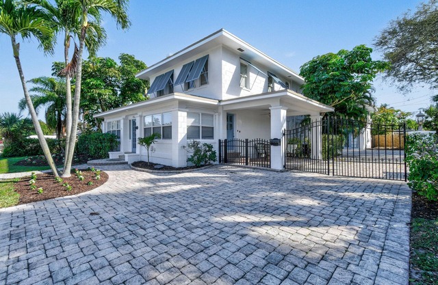 Top Rated Coastal Charm Family Estate | Sleeps 16!