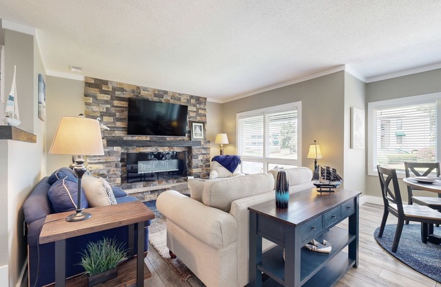 Total renovation June 2024, views, pool, hot tub & beach club pick up