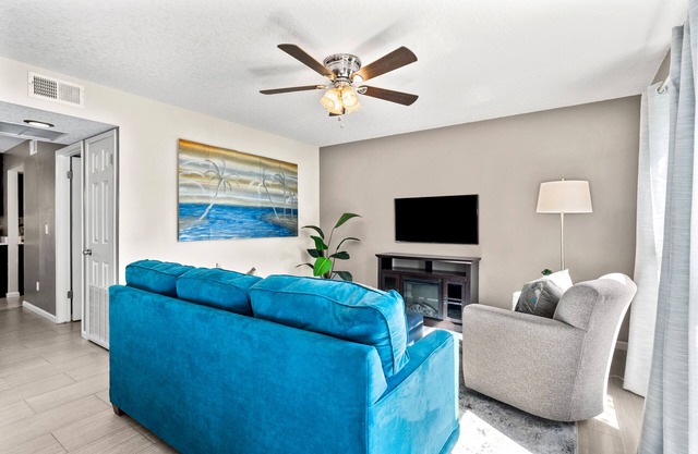 Totally updated townhome 2 blocks from beach. pool and tennis courts