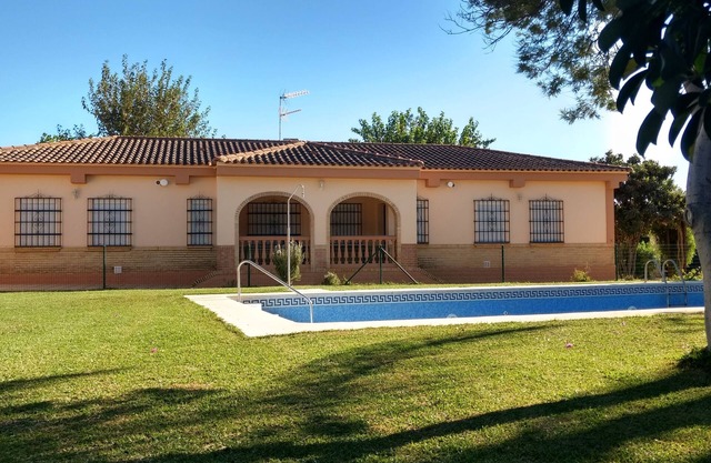 TOURIST ACCOMMODATION VILLA. 14 SEATS. 5 BEDROOMS. POOL AND GARDEN,