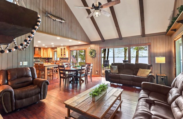 Towering Pines - Hiller Vacation Homes - Lost Lake Executive Home - Free WIFI