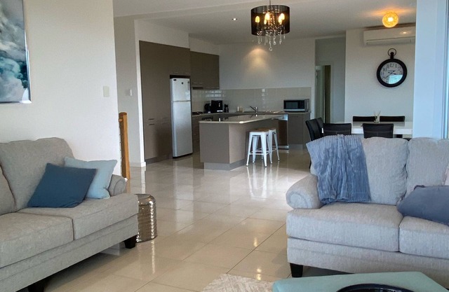 Town house with Stunning Sea Views!