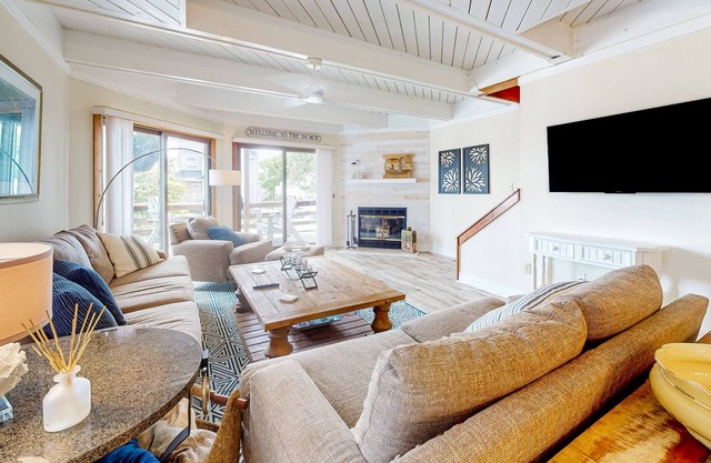 Town of Dewey Beach home close to beach with W/D & fast WiFi - dogs OK