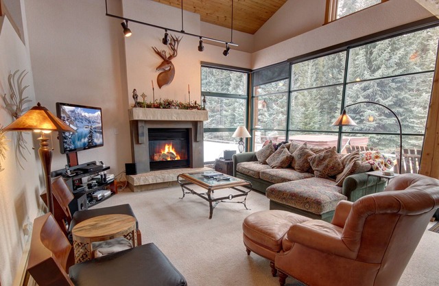 Townhome with Private Hot Tub, Garage and W/D and Private Grill!